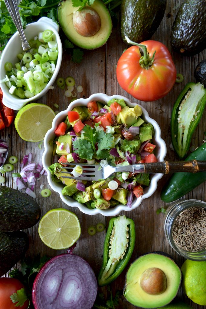 Cuisine d'été, cuisine méditerranéenne à l'huile d'avocat naturelle Avodé. Salad bowl avec huile d'avocat pour le meilleur régime méditerranéen. Comment utiliser l'huile d'avocat naturelle avodé?