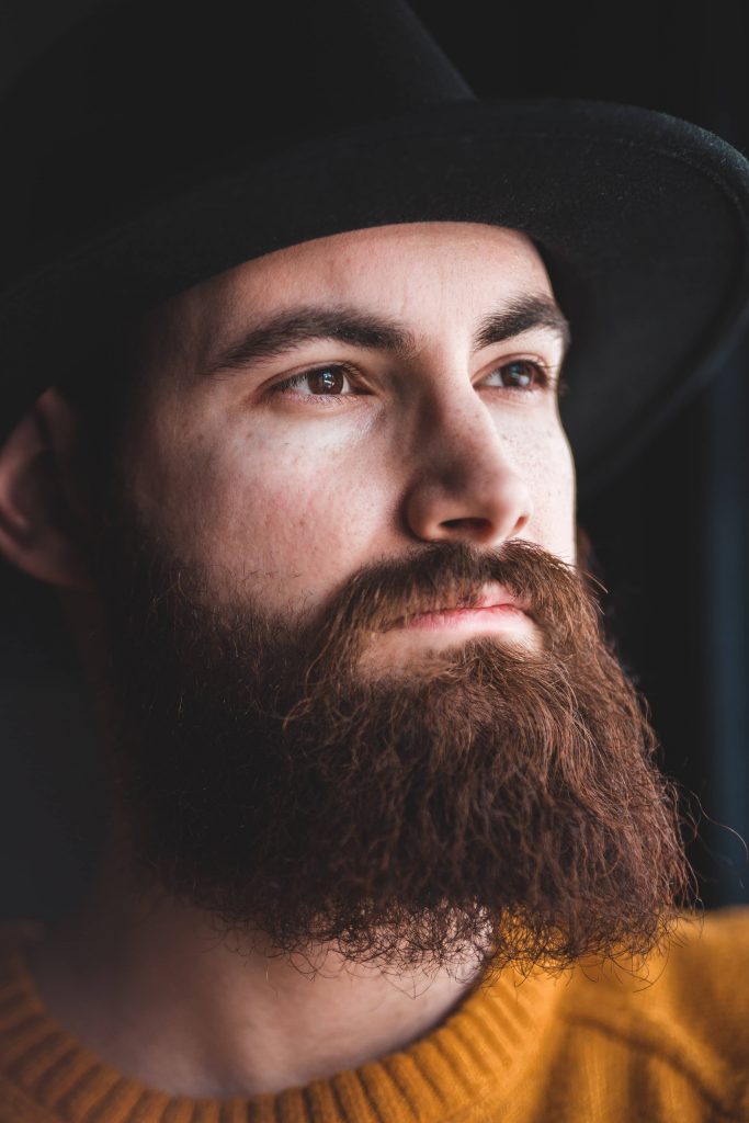 Les hommes aussi utilisent l'huile d'avocat naturelle Avodé. Homme avec chapeau et magnifique barbe entretenue avec huile d'avocat. Comment utiliser l'huile d'avocat naturelle Avodé?